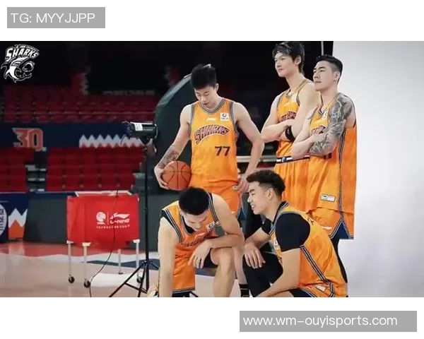 兵强将勇!上海男篮新赛季定妆照拍照花絮:王哲林、张镇麟及4外援出镜 兵强将勇!上海男篮新赛季定妆照拍照花絮:王哲林、张镇麟及4外援出镜